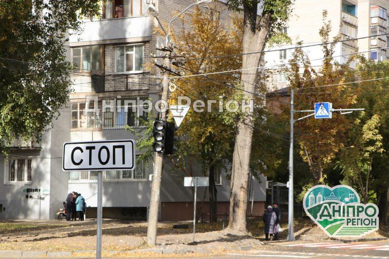 У Дніпрі облаштували сучасний перехід: з’явилась пішохідна розмітка та світлофори (Фото)