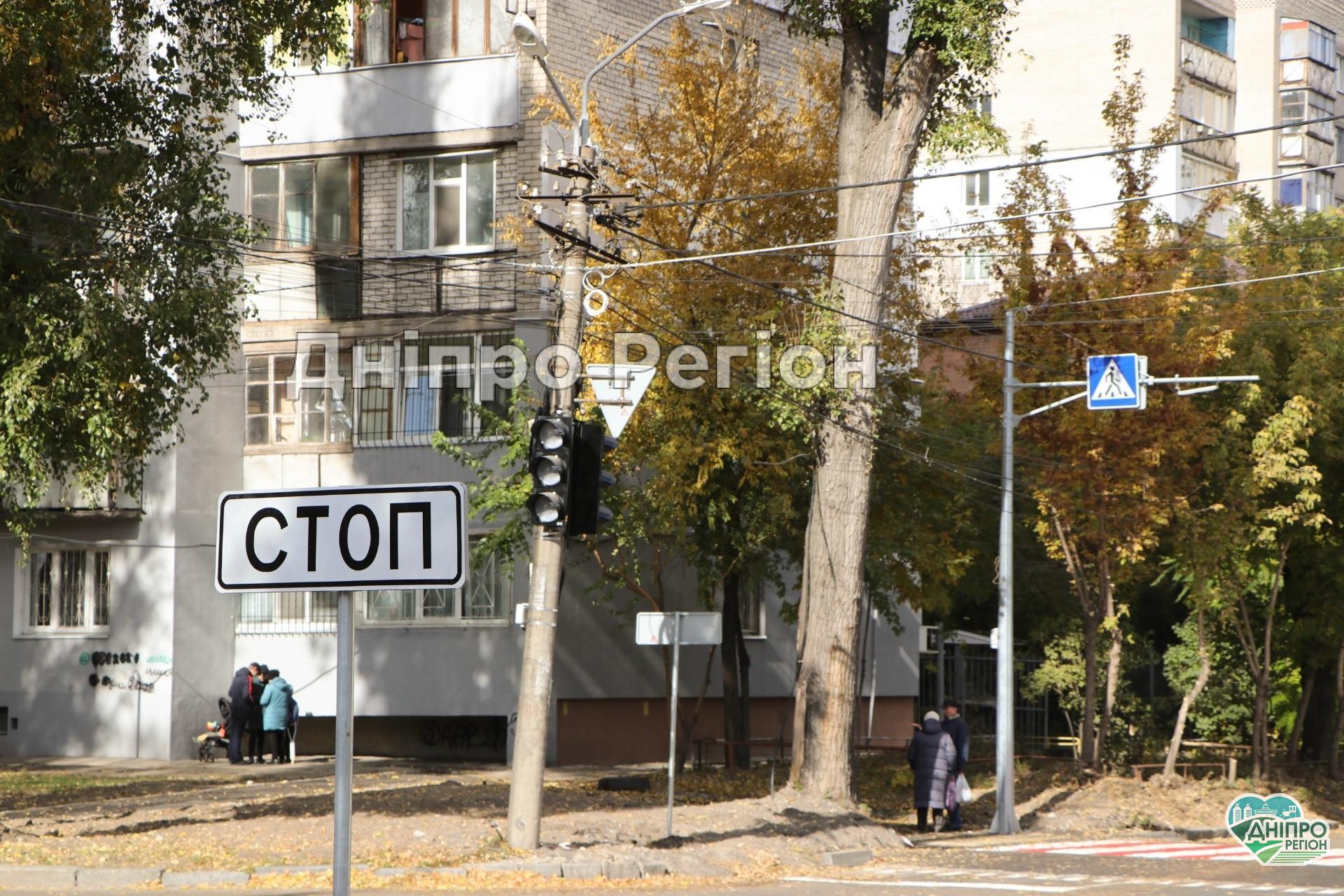 У Дніпрі облаштували сучасний перехід: з’явилась пішохідна розмітка та світлофори (Фото)