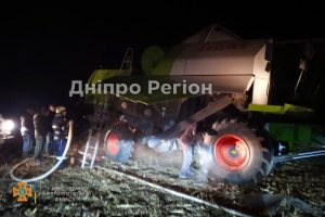 Запалав як сірники: на Дніпропетровщині під час збирання соняшника загорівся комбайн