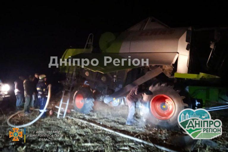 Запалав як сірники: на Дніпропетровщині під час прибирання соняшника загорівся комбайн