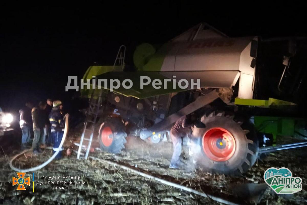 Запалав як сірники: на Дніпропетровщині під час прибирання соняшника загорівся комбайн