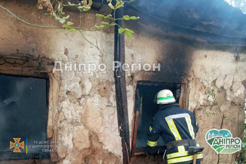 Чорний дим на все село: на Дніпропетровщині ліквідували пожежу в господарчій споруді