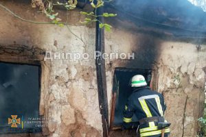 Чорний дим на все село: на Дніпропетровщині ліквідували пожежу в господарчій споруді