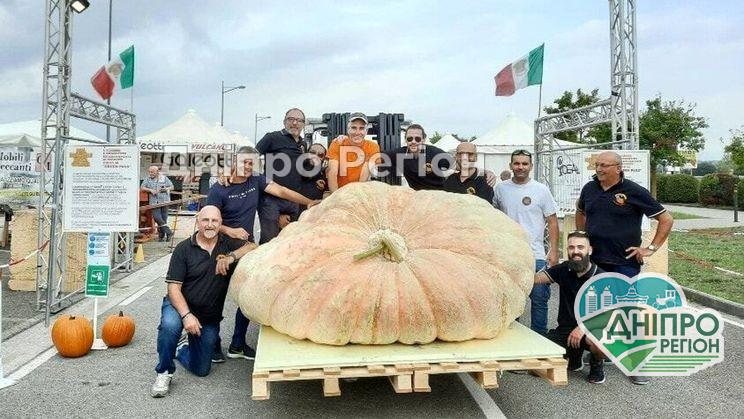 Вага 1190 кг: найбільший у світі гарбуз виростили в Італії (Фото) Вага 1190 кг: найбільший у світі гарбуз виростили в Італії (Фото)