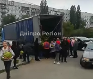 У Дніпрі фермер безкоштовно роздав людям цілу фуру кавунів (Відео)