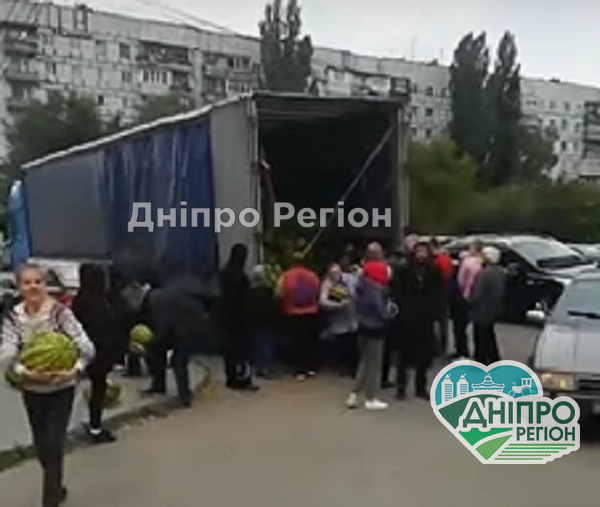 У Дніпрі фермер безкоштовно роздав людям цілу фуру кавунів (Відео) У Дніпрі фермер безкоштовно роздав людям цілу фуру кавунів (Відео)