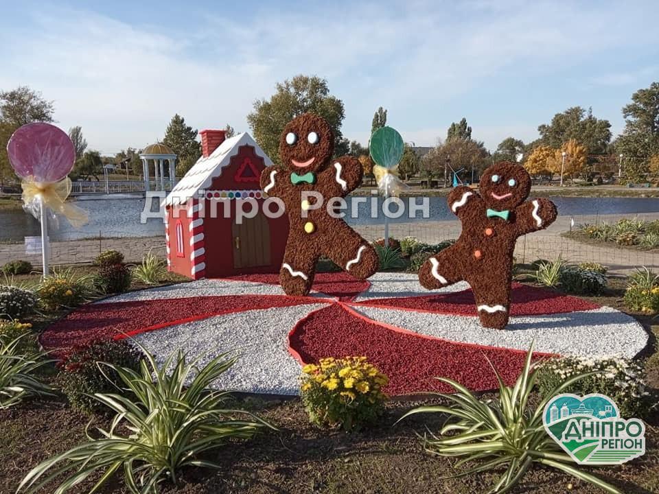 Недалеко від Дніпра у парку оселилися казкові персонажі з квітів Недалеко від Дніпра у парку оселилися казкові персонажі з квітів