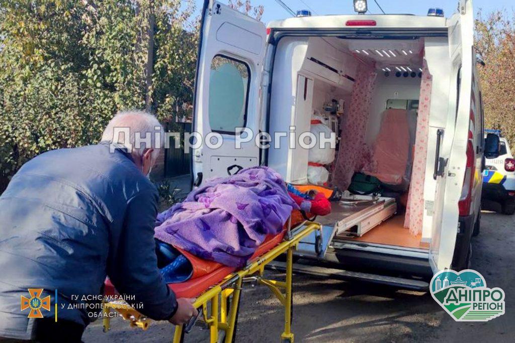 Жінка впала і не могла встати: на Дніпропетровщині рятувальники на ношах винесли людину