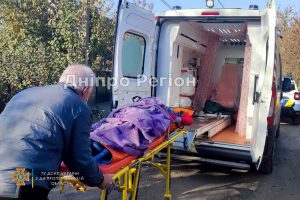 Жінка впала і не могла встати: на Дніпропетровщині рятувальники на ношах винесли людину
