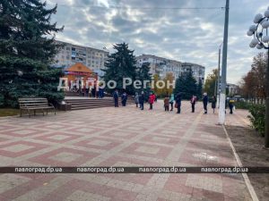 На Дніпропетровщині люди стоять у великих чергах, щоб зробити щеплення від коронавірусу
