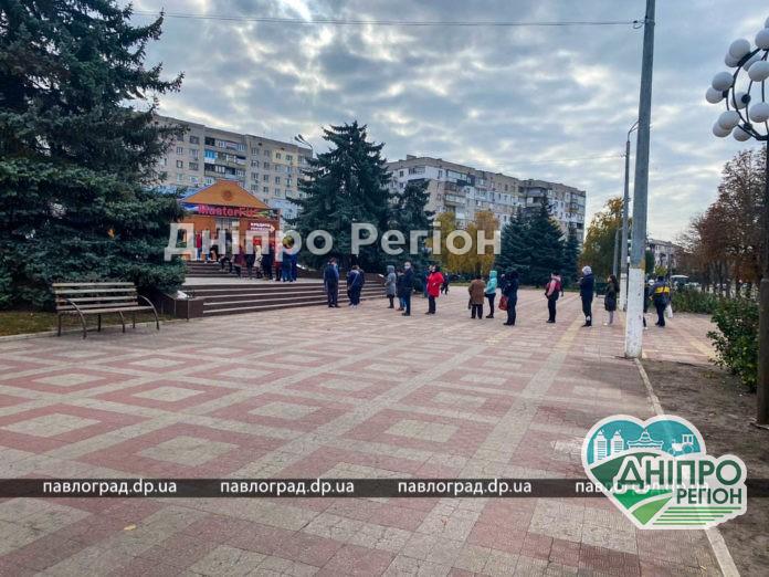 На Дніпропетровщині люди стоять у великих чергах, щоб зробити щеплення від коронавірусу На Дніпропетровщині люди стоять у великих чергах, щоб зробити щеплення від коронавірусу