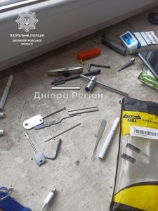 Ходили по під’їздах з відмичками: у Дніпрі затримали домушників (Фото)