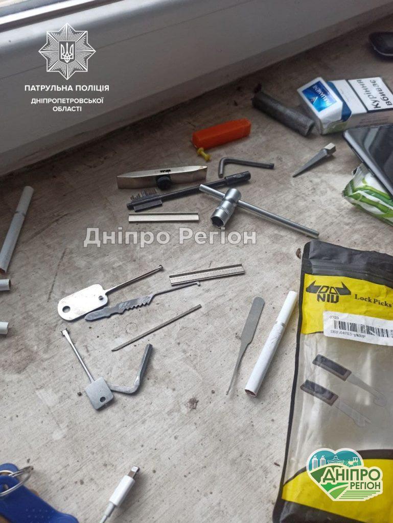 Ходили по під’їздах з відмичками: у Дніпрі затримали домушників (Фото) Ходили по під’їздах з відмичками: у Дніпрі затримали домушників (Фото)