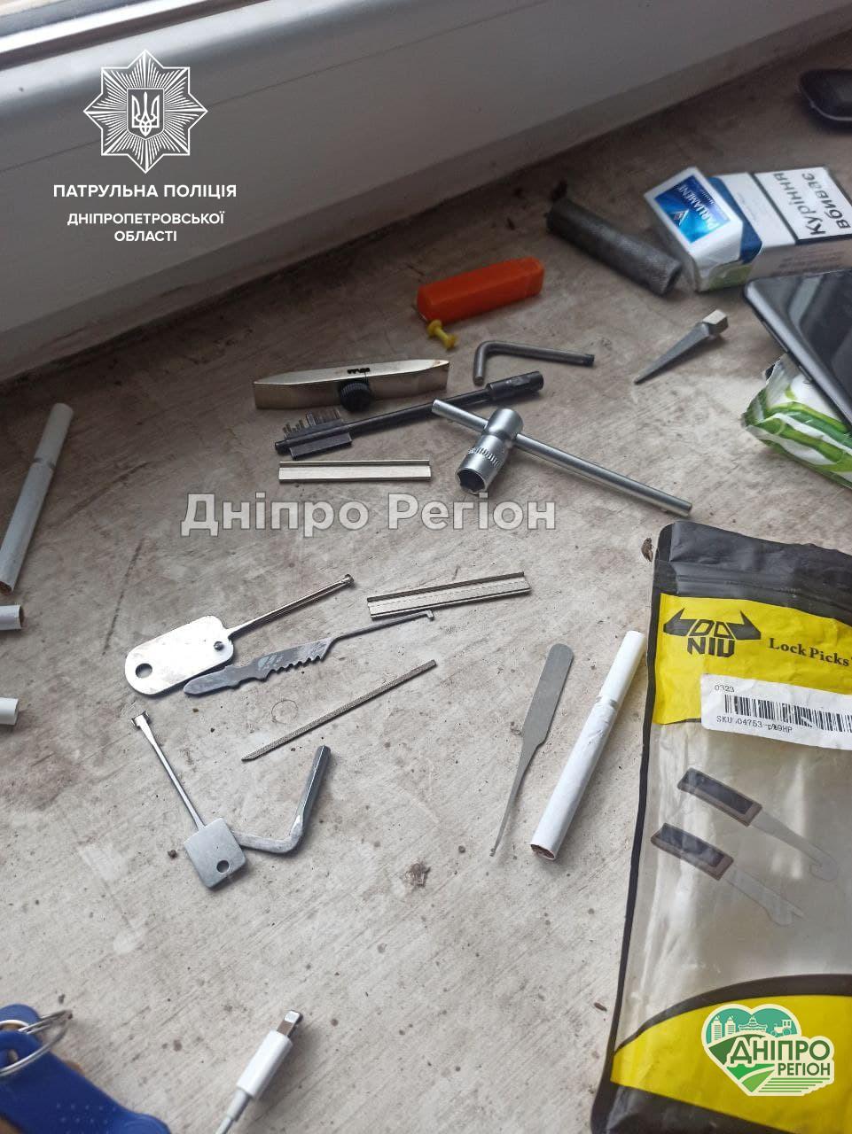 Ходили по під’їздах з відмичками: у Дніпрі затримали домушників (Фото)