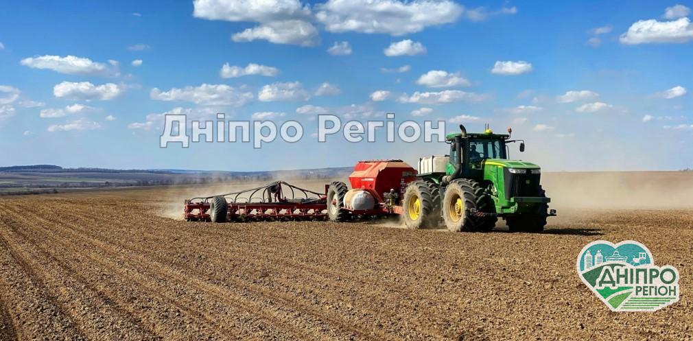 Сіють озиму пшеницю, жито та ячмінь: на Дніпропетровщині аграрії вже зробили понад 80% робіт На Дніпропетровщині аграрії отримають кредити на посівну на період дії воєнного стану