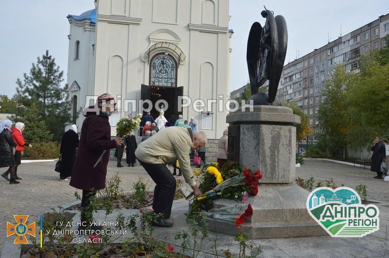 Вибух багатоповерхівки на ж/м Перемога: у Дніпрі вшанували загиблих 14 років тому (Фото) Вибух багатоповерхівки на ж/м Перемога: у Дніпрі вшанували загиблих 14 років тому (Фото)