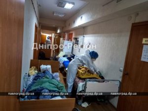 В коридорах вже немає місця: в Павлограді нікуди ставити ліжка хворих на COVID-19 (Фото)