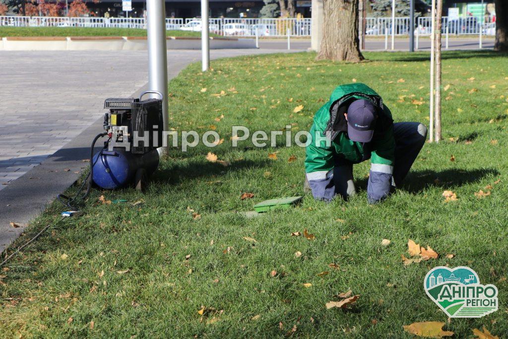 Продувають систему поливу та обробляють рослини: як парки Дніпра готують до зими