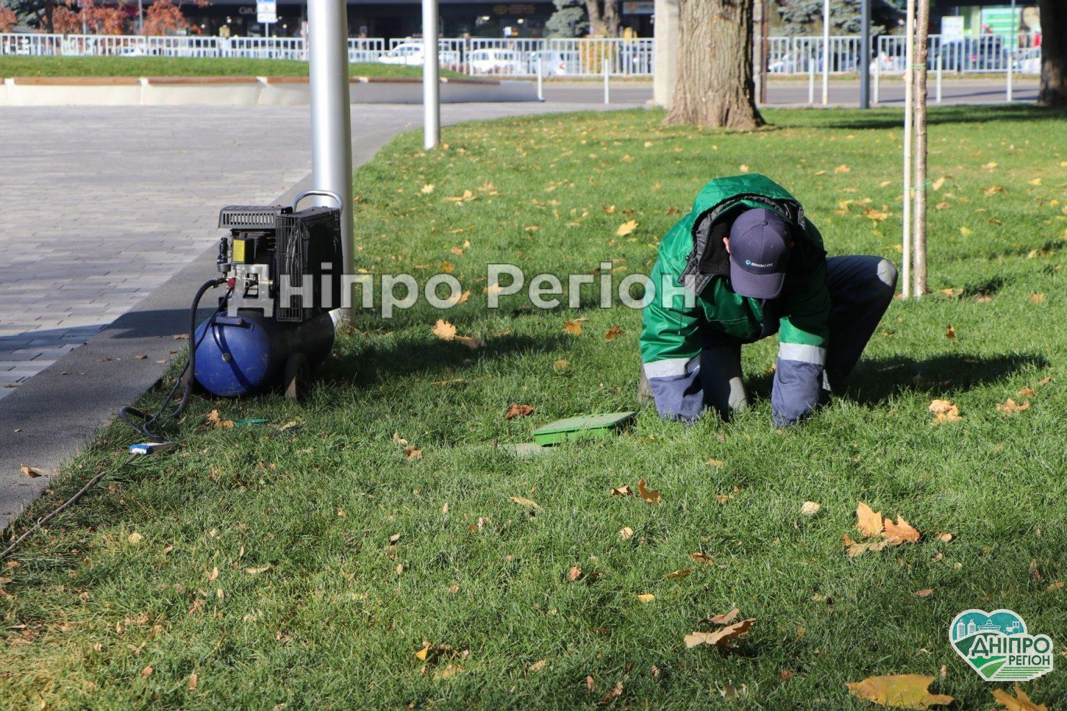Продувають систему поливу та обробляють рослини: як парки Дніпра готують до зими