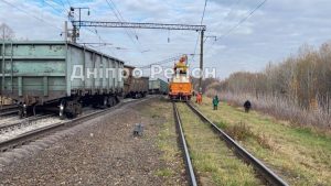 Потяги на Дніпро запізнюються на кілька годин (причини)