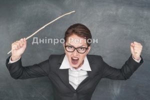 У Дніпрі вчителька молодших класів пиячила на уроках: батьки звернулись до директора