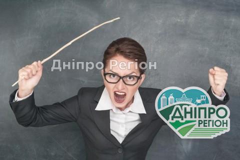 У Дніпрі вчителька молодших класів пиячила на уроках: батьки звернулись до директора У Дніпрі вчителька молодших класів пиячила на уроках: батьки звернулись до директора