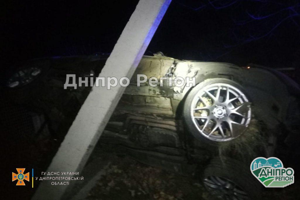 BMW влетів у стовб: під Дніпром у смертельному ДТП загинула 17-річна дівчина