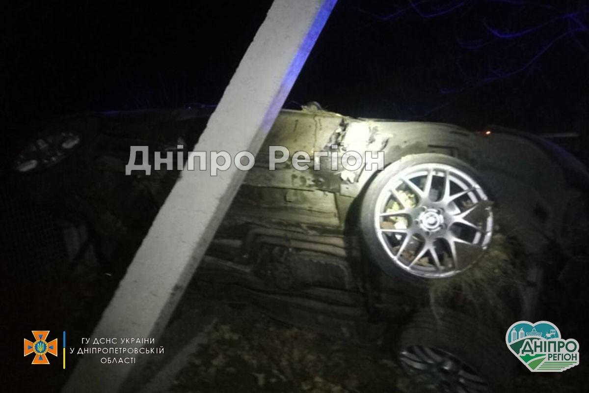 BMW влетів у стовб: під Дніпром у смертельному ДТП загинула 17-річна дівчина