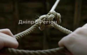 На Дніпропетровщині знайшли тіло чоловіка, який повісився 3 тижні тому