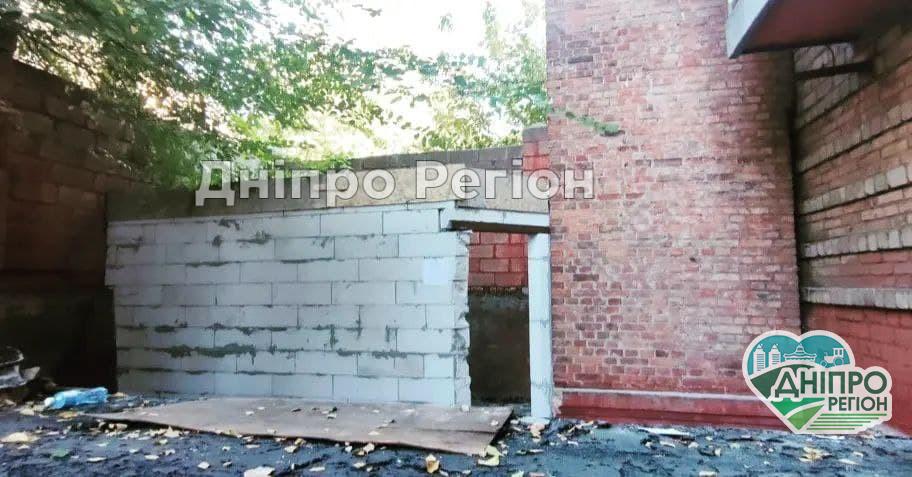 У Дніпрі на проспекті Яворницького знесли цар-пристройку У Дніпрі на проспекті Яворницького знесли цар-пристройку