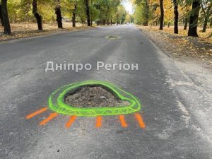 На Дніпропетровщині під Нікополем водій розмалював ями на трасі (Фото)