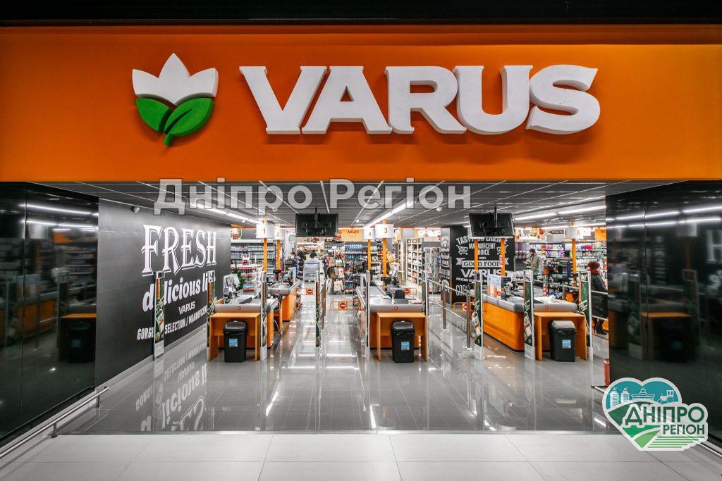 У Дніпрі в супермаркеті Варус розгорівся скандал через творог Наслідки ранкової атаки: У Дніпрі уламки ворожої ракети пошкодили приміщення магазину VARUS