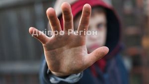 Приставили пістолет до голови та змусили стати на коліна: у Дніпрі група підлітків знущається над дітьми