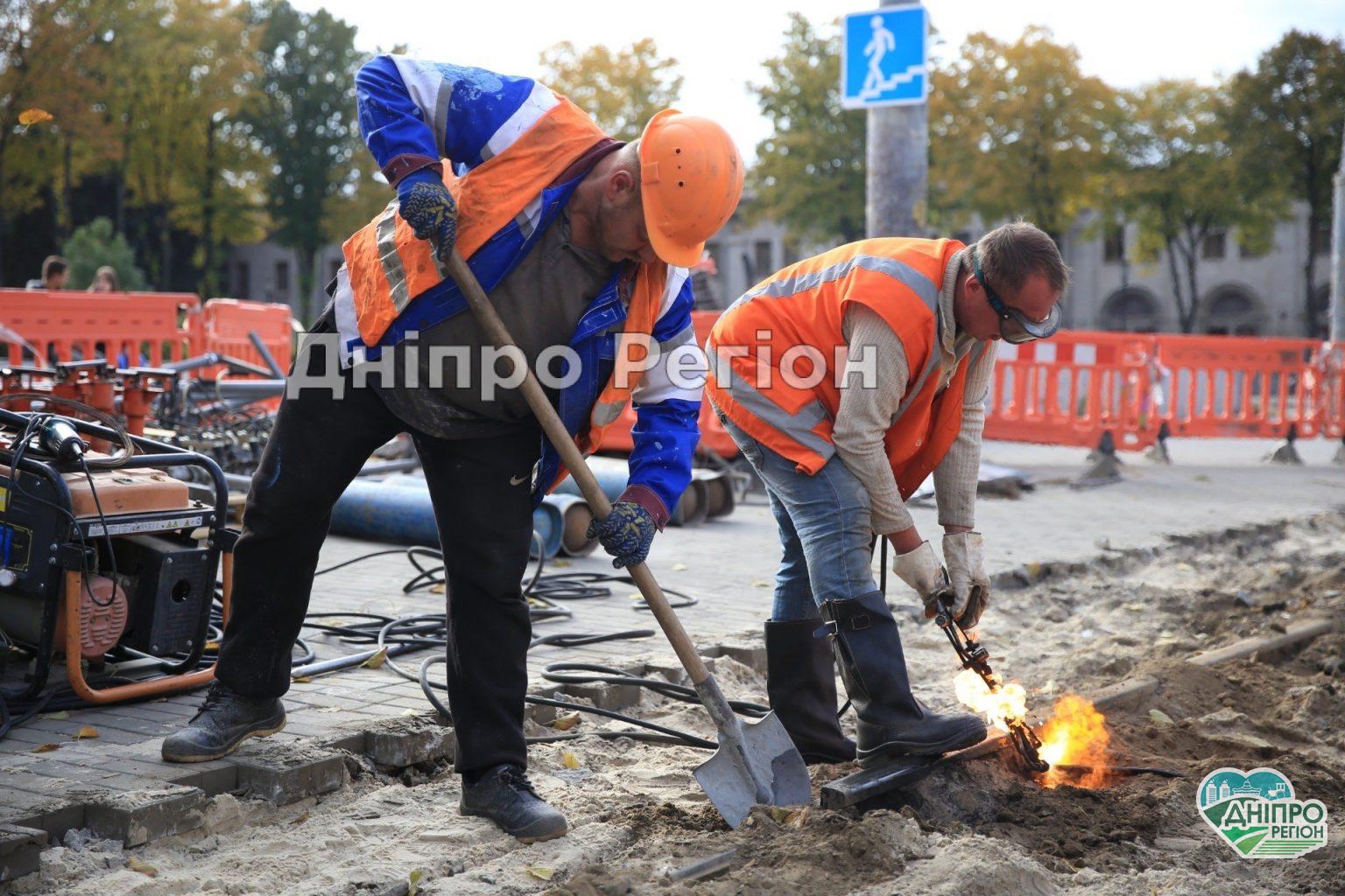 У Дніпрі перекрили верх вулиці Робочої та Криворізької: працюють люди і важка техніка (Фото) У Дніпрі перекрили верх вулиці Робочої та Криворізької: працюють люди і важка техніка (Фото)