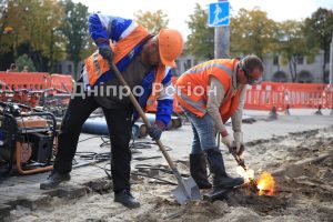 У Дніпрі перекрили верх вулиці Робочої та Криворізької: працюють люди і важка техніка (Фото)
