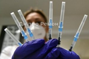 Відомий інфекціоніст пояснила, кому знадобиться третя доза COVID-вакцини