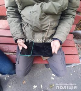 У Дніпрі затримали чоловіка, який у дітей виривав з рук телефони (Фото)