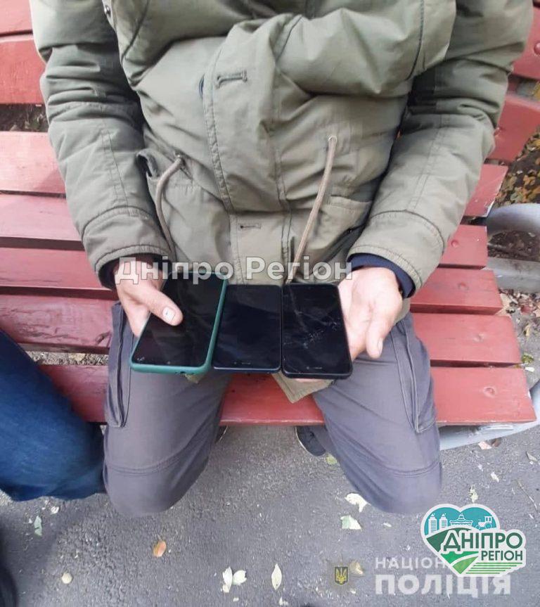 У Дніпрі затримали чоловіка, який у дітей виривав з рук телефони (Фото)