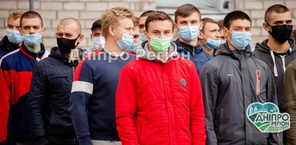 У Дніпрі майже 100 новобранців осіннього призову урочисто відправили на службу (Фото) У Дніпрі майже 100 новобранців осіннього призову урочисто відправили на службу (Фото)