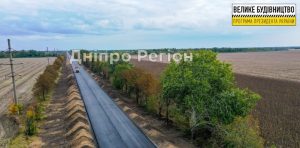 На Дніпетровщині на трасі від Магдалинівки завершують укладати новий асфальт (Фото)