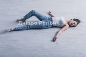 Дівчата лежали на землі без свідомості: на Дніпропетровщині поліцейський врятував двох неповнолітніх