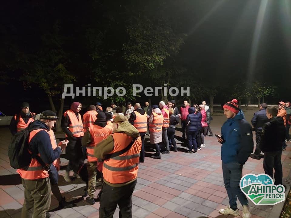 1100 людей з Дніпра всю ніч шукали 11-річного Максима, який не повернувся зі школи (ФОТО) 1100 людей з Дніпра всю ніч шукули 11-річного Максима, який не повернувся додому зі школи (ФОТО)