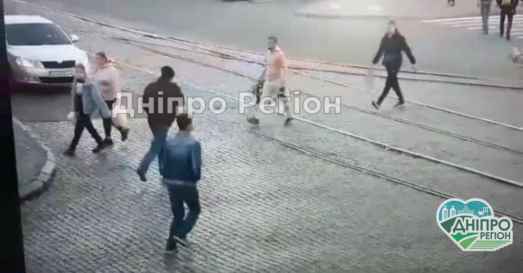 У Дніпрі розшукують художників, які розмалювали місто жовтою фарбою (Фото) У Дніпрі розшукують художників, які розмалювали місто жовтою фарбою (Фото)