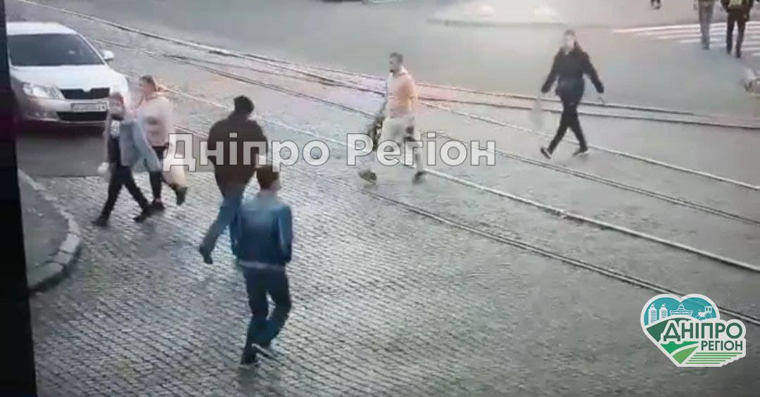 У Дніпрі розшукують художників, які розмалювали місто жовтою фарбою (Фото)