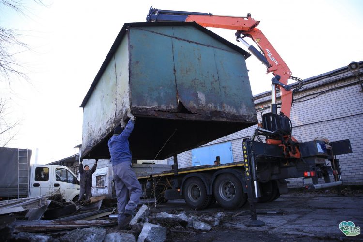 У Дніпрі на Набережній Заводській демонтують незаконні самобуди (Фото)