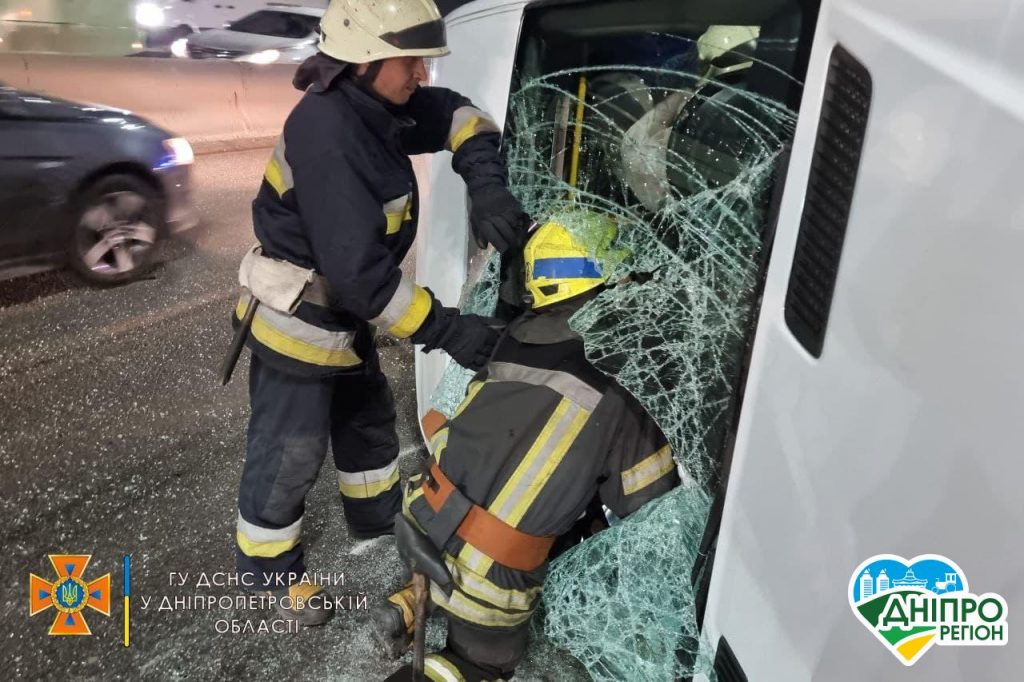 Водію стало погано: у Дніпрі на Новому мосту перевернулась маршрутка (Фото) Водію стало погано: у Дніпрі на Новому мосту перевернулась маршрутка (Фото)