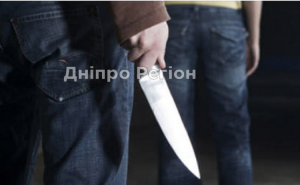 Двоє кам’янчан, погрожуючи ножем, забрали у чоловіка сумку з інструментами і втекли