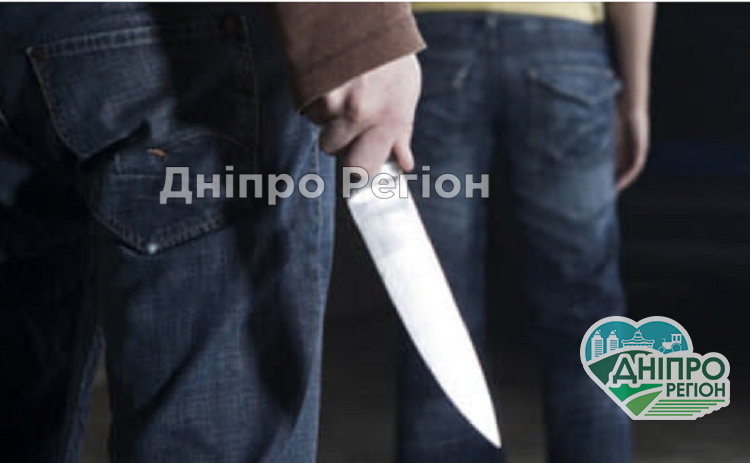Двоє кам’янчан, погрожуючи ножем, забрали у чоловіка сумку з інструментами і втекли На Дніпропетровщині двоє кам’янчан, погрожуючи ножем, забрали у чоловіка сумку з інструментами і втекли