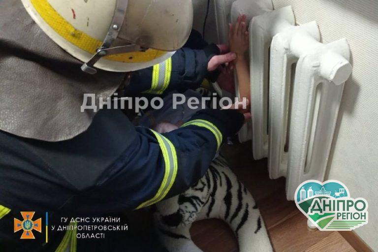 На Дніпропетровщині рятувальники витягли руку дівчинки, яка застряла з батареї