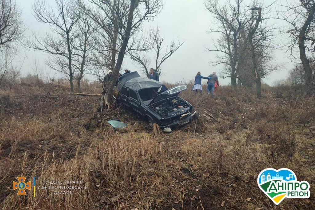 Машина злетіла в кювет: на Дніпропетровщині воді не впорався з керуванням (Фото)